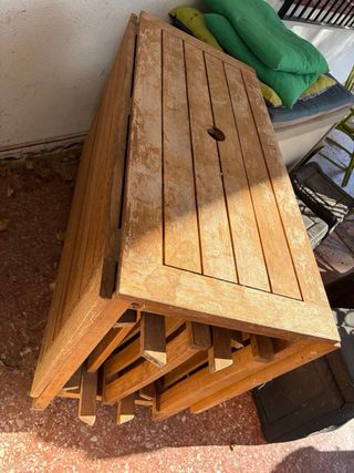 Mesa de madera plegable con 4 sillas