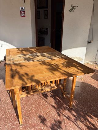 Mesa de madera plegable con 4 sillas