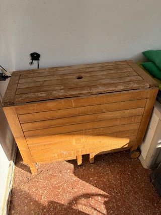 Mesa de madera plegable con 4 sillas