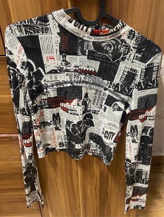 Top transparente estampado periódico