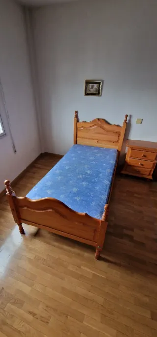 Cama individual de madera  de pino + mesita