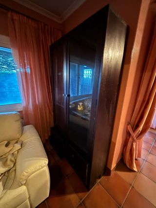 Mueble de madera con puertas de cristal