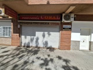 Local en venta en Granada.