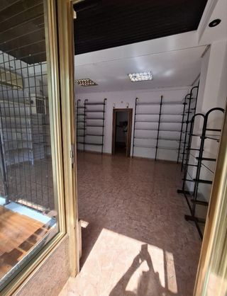 Local en venta en Granada.