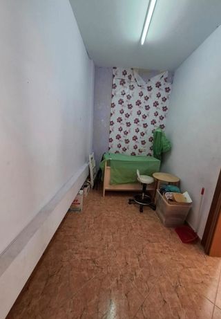 Local en venta en Granada.