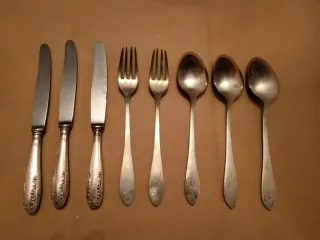 Set de cubiertos de metal plateado