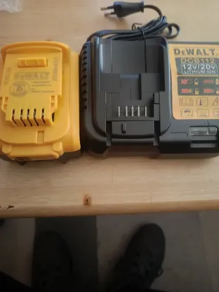 Batería y Cargador Dewalt DCB112