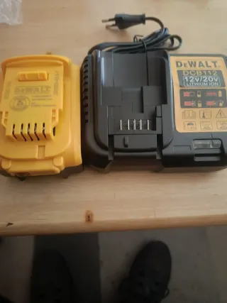 Batería y Cargador Dewalt DCB112