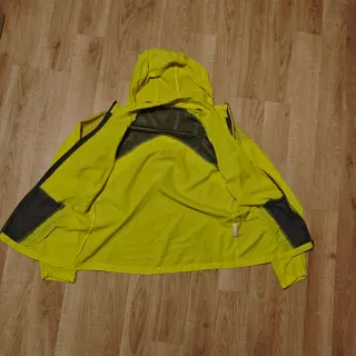 Chaqueta impermeable amarilla con capucha