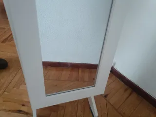 Espejo de pie blanco y madera
