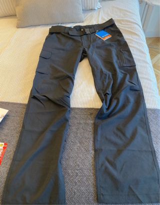 Pantalón Columbia Negro Talla L, sin estrenar.