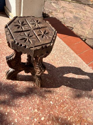 Conjunto mesa y 2 sillas madera labrada