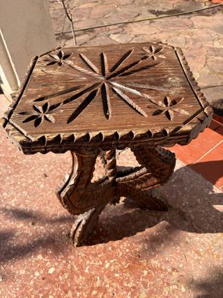 Conjunto mesa y 2 sillas madera labrada