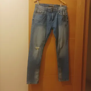 Pantalones vaqueros desgastados. Es 42.