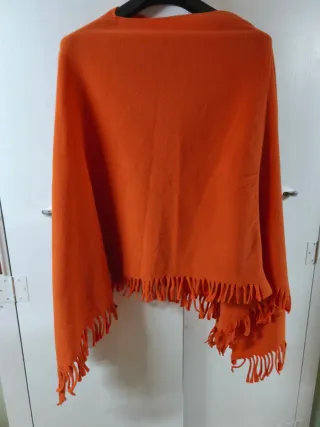 Mantella in pile arancione con frange