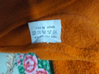 Mantella in pile arancione con frange