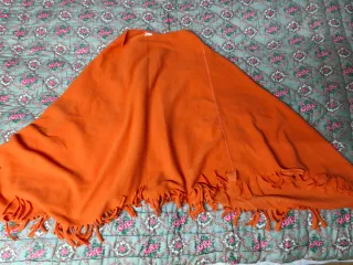 Mantella in pile arancione con frange