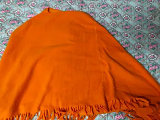 Mantella in pile arancione con frange