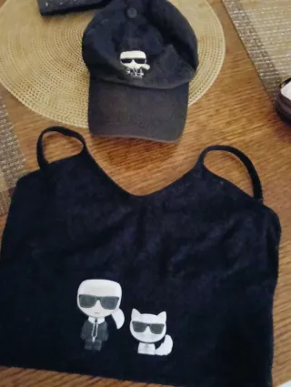 Top y gorra Karl Lagerfeld negros