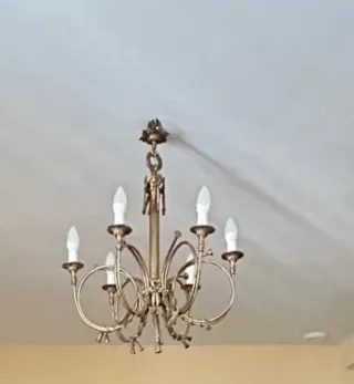 Lámpara de araña dorada