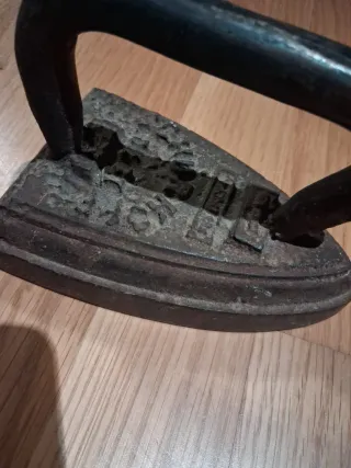 Plancha antigua de hierro fundido