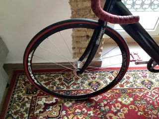 Bicicleta Fixie Negra y Roja