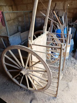 Carro de madera antiguo, hecho a mano.