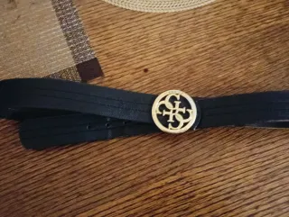 Cinturón Guess Negro con Hebilla Dorada