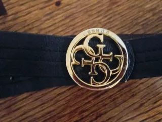 Cinturón Guess Negro con Hebilla Dorada