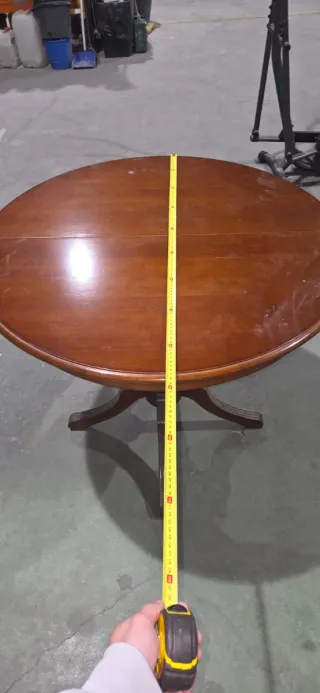 Mesa redonda de madera abatible