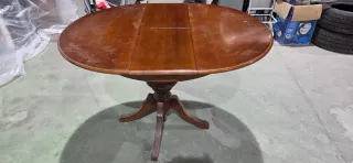 Mesa redonda de madera abatible