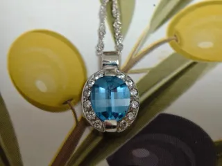 Colgante Oro Blanco 18k con Piedra Azul