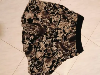 Falda estampada beige y negra