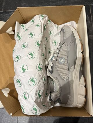 Zapatillas El Ganso grises y blancas