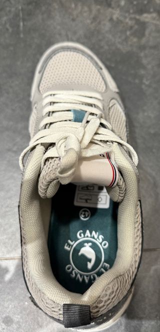 Zapatillas El Ganso grises y blancas