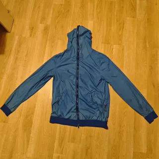 Chubasquero azul con capucha