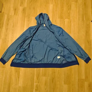 Chubasquero azul con capucha