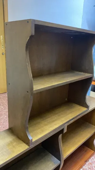 Estanterías de madera color nogal