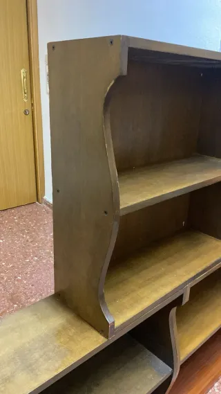 Estanterías de madera color nogal