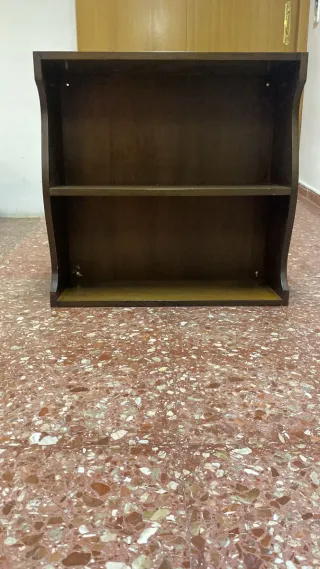 Estanterías de madera color nogal