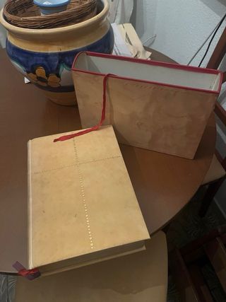 Biblia antigua con caja de terciopelo