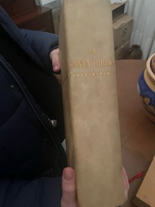 Biblia antigua con caja de terciopelo