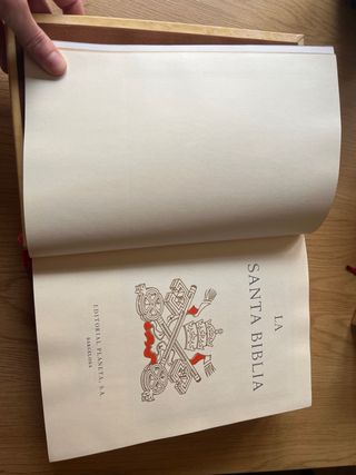 Biblia antigua con caja de terciopelo