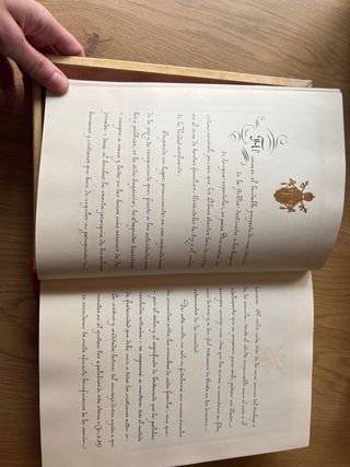 Biblia antigua con caja de terciopelo