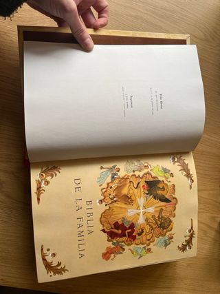 Biblia antigua con caja de terciopelo