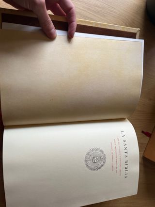 Biblia antigua con caja de terciopelo