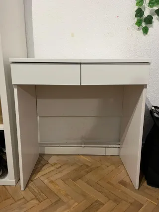 Tocador blanco con espejo y compartimentos