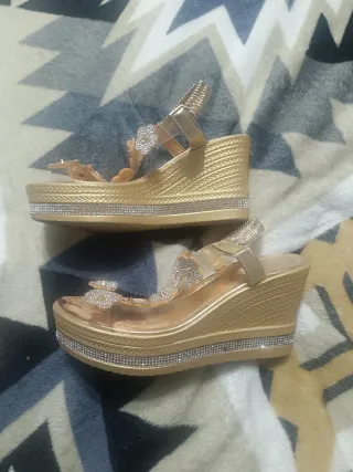 Sandalias doradas cuña talla 36