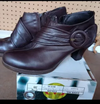 Zapatos abotinados de piel marrones 38 Punto Roma