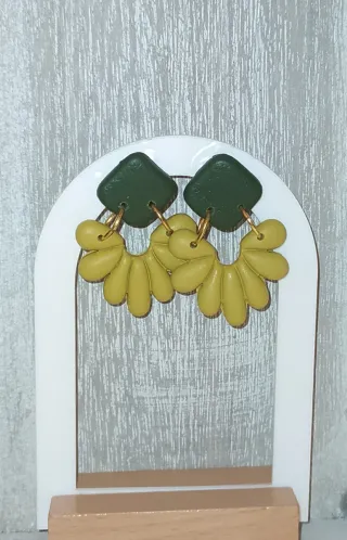 Pendientes verdes y amarillos